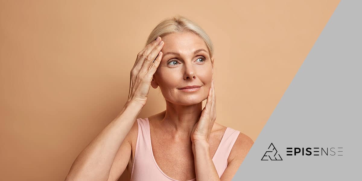 Mulher de meia idade posando - site Episense clínica de medicina estética facial e corporal em Matosinhos, Porto - Portugal