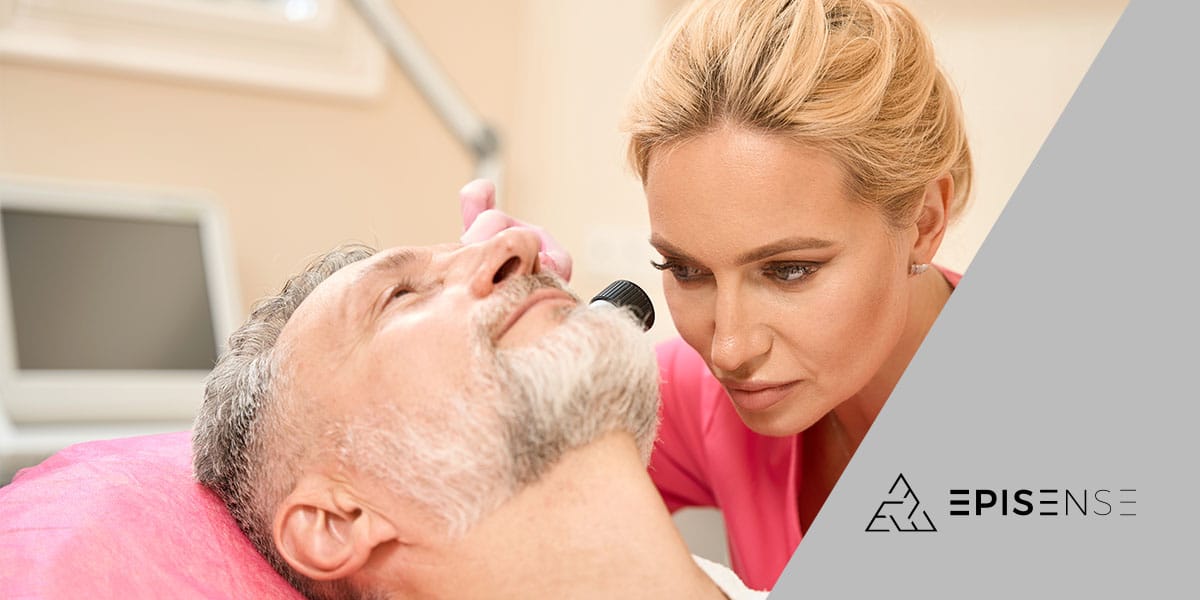 Profissional aplicando tratamentos estéticos - site Episense clínica de medicina estética facial e corporal no Porto - Portugal